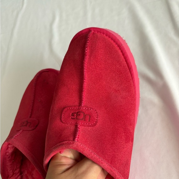 UGG women’s s Vibrant Red Slippers - Picture 6 of 9